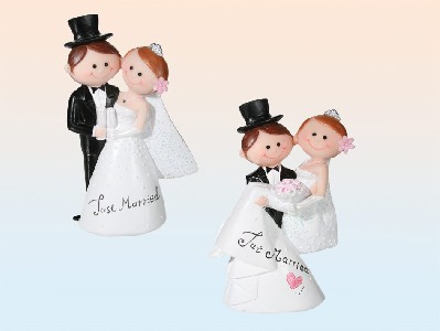 Brautpaar mit Schriftzug <i>Just Married</i>, ca. 12 x 7cm gro aus Polyresin, 2fach zufllig sortiert