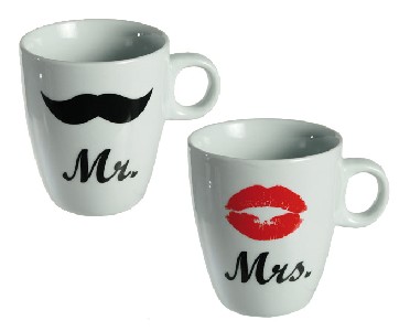 Porzellan-Tassen mit Mr & Mrs Aufdruck, je Tasse ca. 9 x 8 cm (2 Stck im Set) 
<br>
<br>