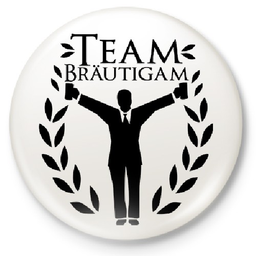 Das Team Brutigam ist einer der mchtigsten Teams. Sie versammeln sich gerne um ihren Anfhrer, den sogenannten "Brutigam" und zelebrieren seine Verabschiedung vom Junggesellen dasein. 
<br>
<br><small>Der Button hat einen Durchmesser von 5,9cm.</small>
