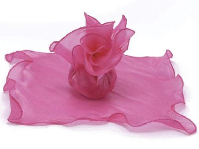 25 x 25 cm groer pinkfarbener Organza-Tllstoff in Seidenoptik.
<br>Die Rnder haben eine dekorative Wellenform und sind gekettelt, um ein Ausfransen zu vermeiden.