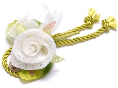 Der Blumenstrau ist ca. 14 cm lang mit weier Seidenrose (ca. 3 cm Durchmesser)