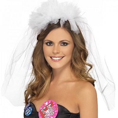 Zu einer Braut gehört ein Brautschleier! Dieser Schleier kann ganz einfach mit dem Haarreif aufgesetzt werden. Ob mit oder ohne Kostüm - Der Brautschleier mit Haarreif ist ein wunderschönes Accessoire für die Junggesellin.