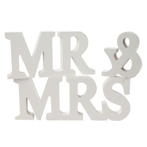 Deko-Schriftzug <i>Mr & Mrs</i> aus Holz, wei lackiert.
<br>
<br>Mae: ca. 8 cm hoch, ca. 1,8 cm dick und ca. 45 cm lang
<br>
<br>Die Buchstaben <i>MRS</i> sowie <i>MR</i> sind miteinander verbunden. Das Und-Zeichen ist einzeln.